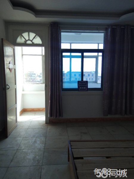 翠园小区一小附近,交通便利环境优美,周围配套设施齐全